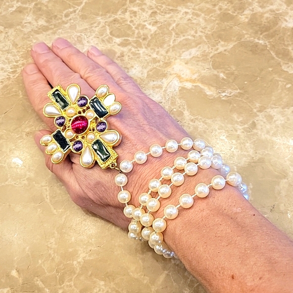 Faux Pearl Necklace with Multi-colored Gemstones in Pendant - Picture 5 of 17